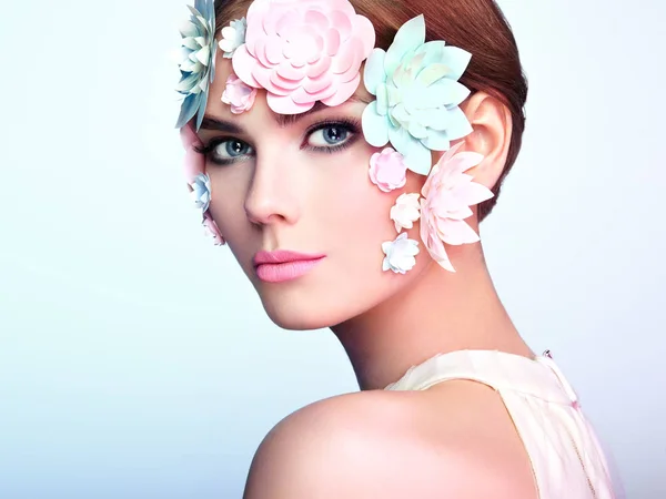 Çiçeklerle süslenmiş güzel kadının yüzü — Stok fotoğraf
