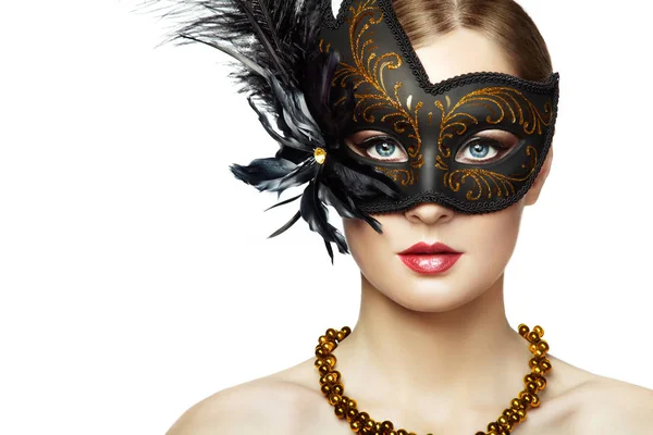 Mooie jonge vrouw in zwarte mysterieuze Venetiaanse masker — Stockfoto