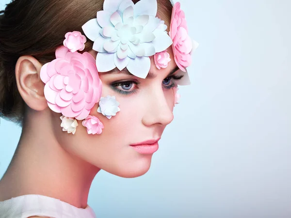 Обличчя красивої жінки, прикрашеної квітами — стокове фото