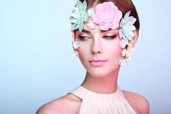 Ansikte av vacker kvinna dekorerad med blommor — Stockfoto