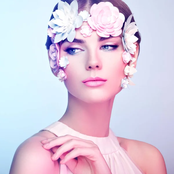 Cara de mujer hermosa decorada con flores —  Fotos de Stock