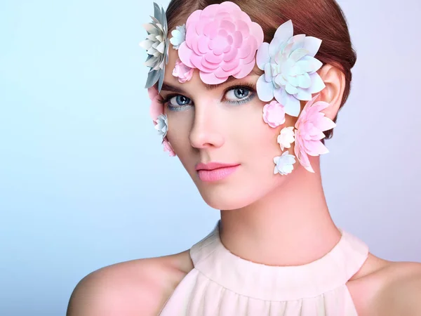 Cara de mujer hermosa decorada con flores —  Fotos de Stock