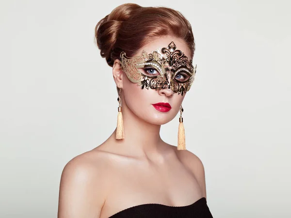 Mulher bonita em máscara de mascarada veneziana — Fotografia de Stock