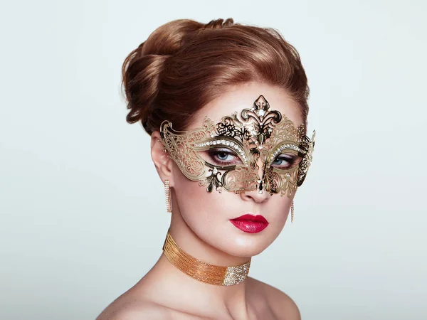 Красивая женщина в венецианской маске-маскараде — стоковое фото