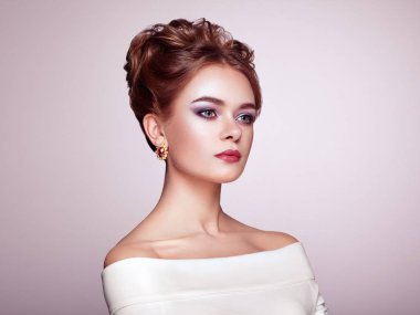 Şık ve parlak saç modeli ile esmer kadın