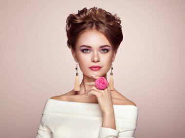 Şık ve parlak saç modeli ile esmer kadın