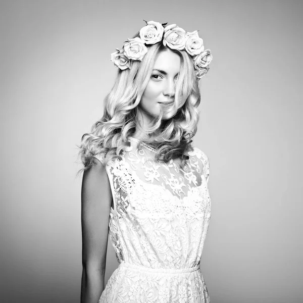 Portret pięknej kobiety blondynka z kwiatami we włosach — Zdjęcie stockowe