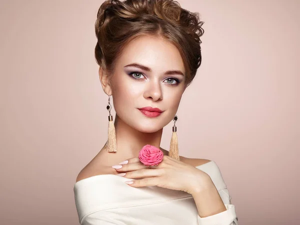 Brunette woman with elegant and shiny hairstyle — Stock Photo, Image