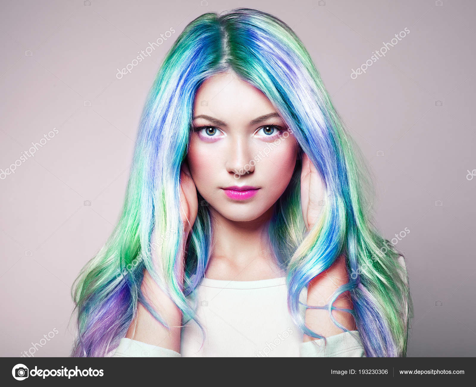 Schönheit Mode Model Mädchen mit bunt gefärbten Haaren — Stockfoto Beauty Fashion Modell Mädchen mit bunt gefärbten Haaren Mädchen mit perfekten Make up und Frisur Modell mit perfekten gesundes gefärbtes Haar