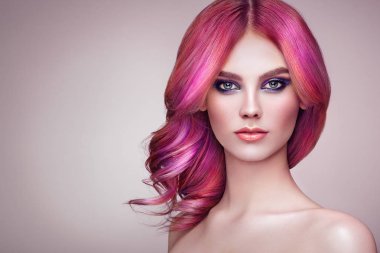 Güzellik moda model renkli boyalı saçlı kız