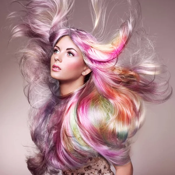 Krása módní model dívka s barevnými barvené vlasy — Stock fotografie
