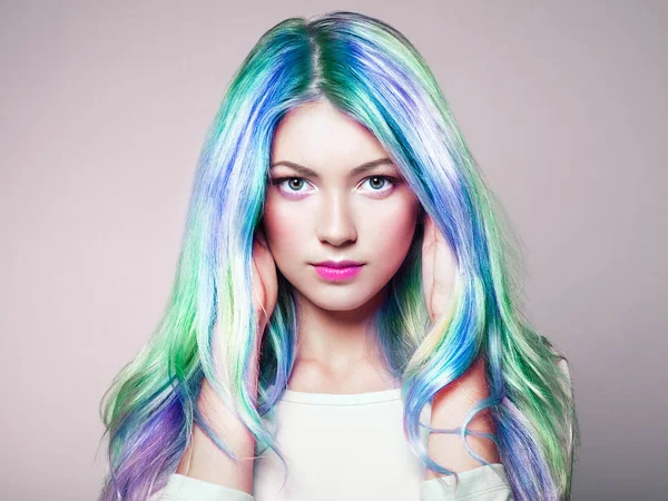 Menina modelo de moda de beleza com cabelo colorido tingido — Fotografia de Stock