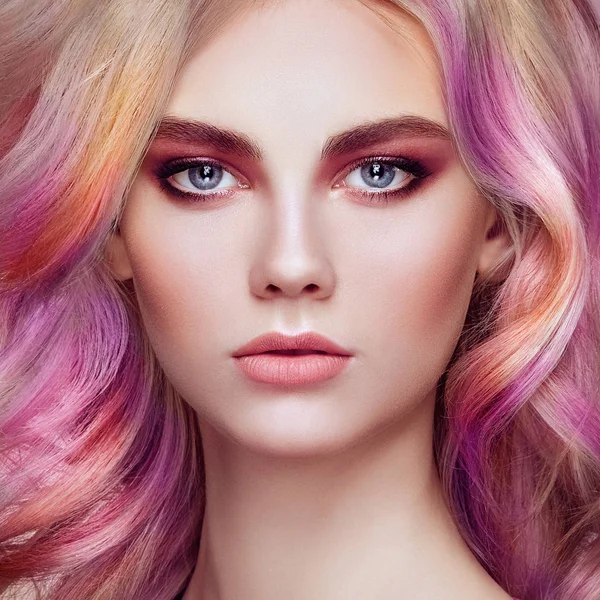 Skönhet mode modell flicka med färgglada färgat hår — Stockfoto