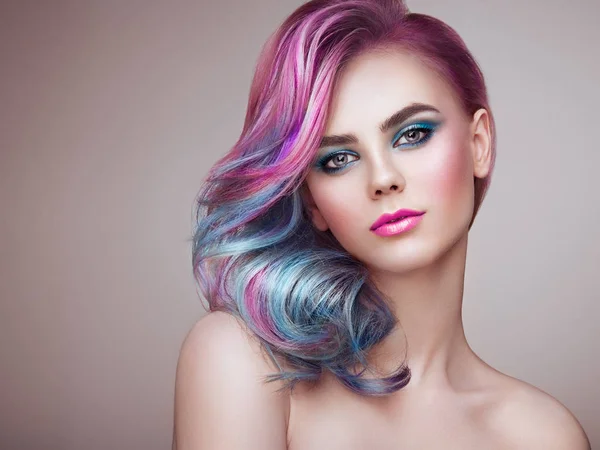Skönhet mode modell flicka med färgglada färgat hår — Stockfoto