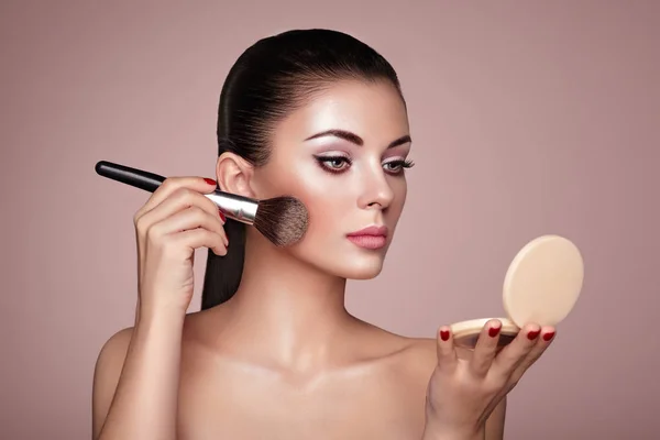 Beautiful Woman applies Skin Tone with Brush — Stock Photo, Image