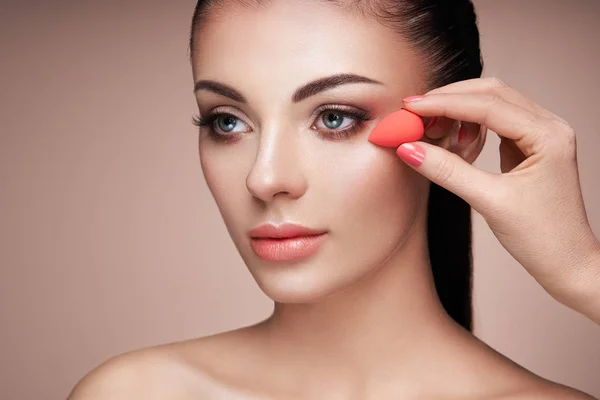 Artista de maquiagem aplica skintone — Fotografia de Stock