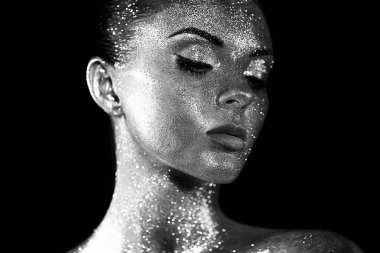 Yüzünde ışıltılarla Güzel Kadın Portresi