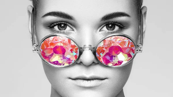 Retrato de bela jovem com óculos coloridos — Fotografia de Stock