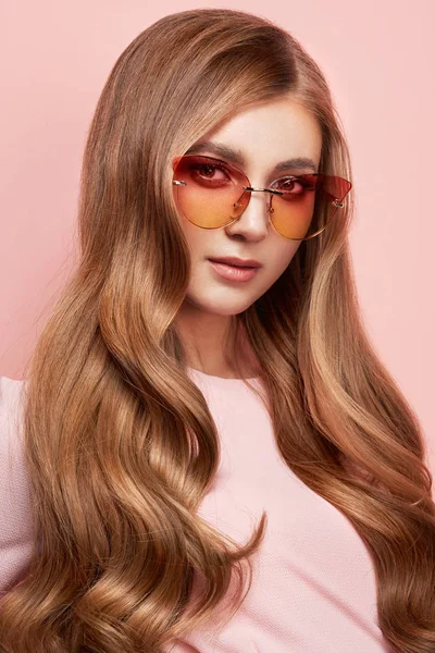Молодая женщина в элегантных солнечных очках — стоковое фото
