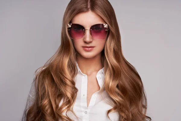 Mujer joven en gafas de sol elegantes — Foto de Stock