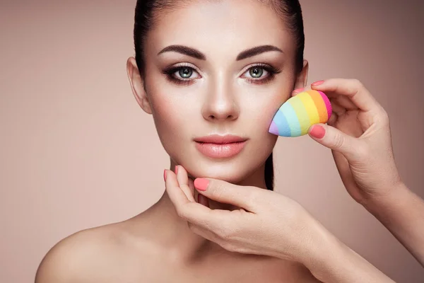 Makeup artist applies skintone — Stock Photo, Image