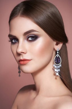 Uzun, parlak, düz saçlı esmer kadın.