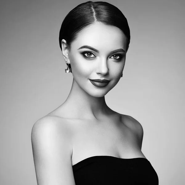 Vacker kvinna ansikte med perfekt makeup — Stockfoto