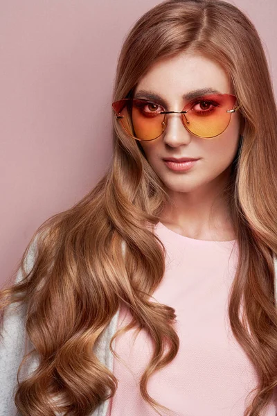 Junge Frau mit eleganter Sonnenbrille — Stockfoto