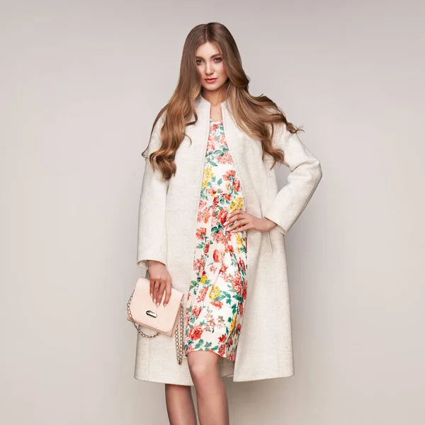 Beyaz sonbahar ceketli genç kadın. — Stok fotoğraf
