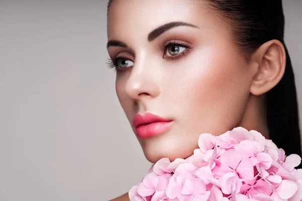 Retrato de una hermosa joven con flores — Foto de Stock