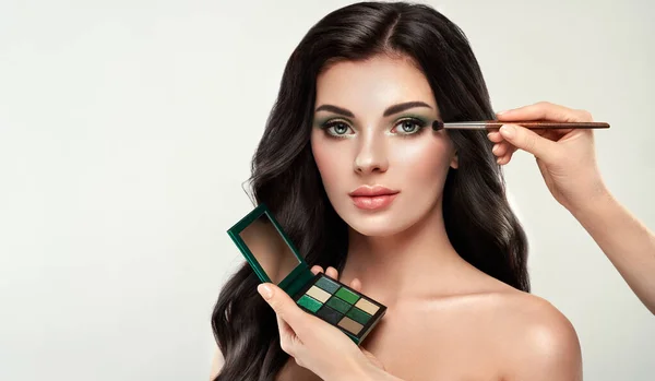 Makeup artist applies eye shadow — Stock Photo, Image