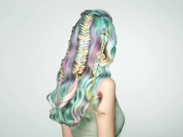 Menina modelo de moda de beleza com cabelo colorido tingido — Fotografia de Stock