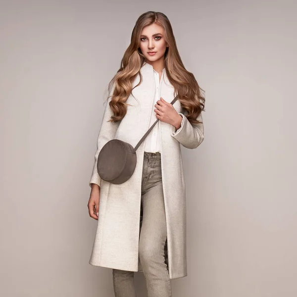 Fiatal nő fehér őszi kabát — Stock Fotó