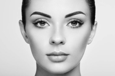 Güzel bir kadınla uzun yanlış eyelashes