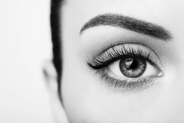 Kvinnliga ögat med långa lösögonfransar — Stockfoto