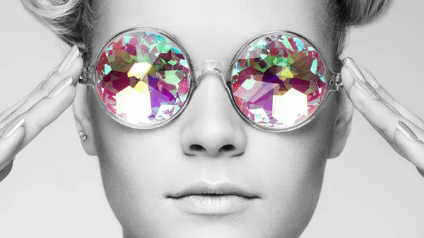 Портрет красивої молодої жінки з кольоровими окулярами — стокове фото