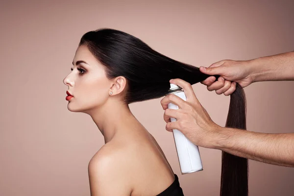 Cabeleireiro Styling Cabelo da mulher — Fotografia de Stock