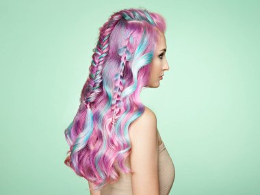 Güzellik moda model renkli boyalı saçlı kız