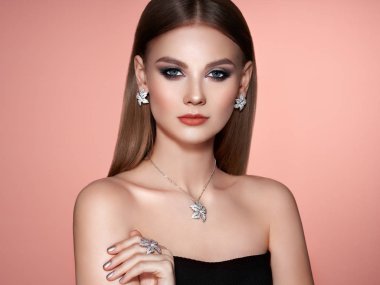 Uzun, parlak, düz saçlı esmer kadın.