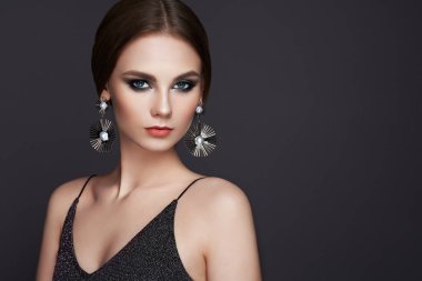 Uzun, parlak, düz saçlı esmer kadın.