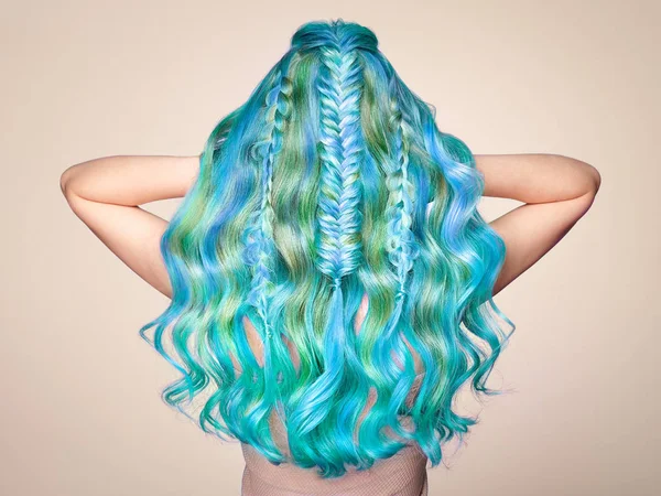 Краси дівчина моди моделі з барвистими пофарбованих волосся — стокове фото