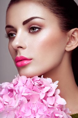 Çiçekli güzel bir genç kadının portresi.