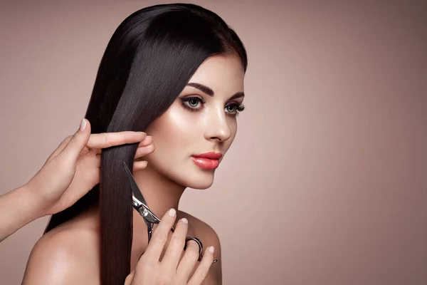 Retrato de bela jovem mulher recebendo corte de cabelo — Fotografia de Stock