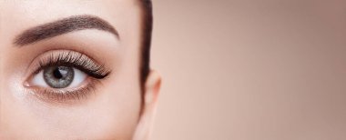 kadın gözü ile uzun süre yanlış eyelashes