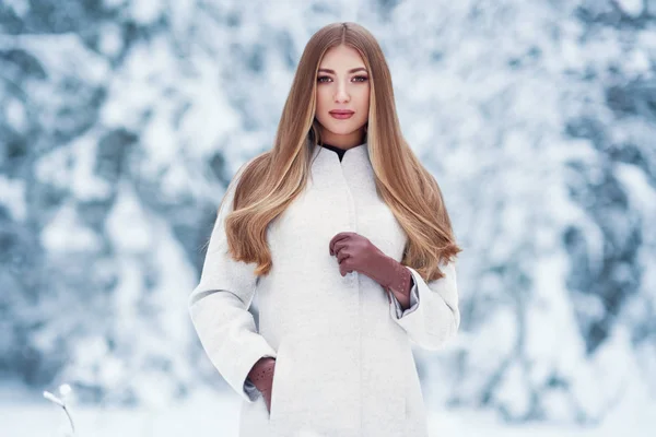 Moda giovane donna nella foresta invernale — Foto Stock