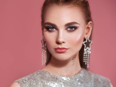 Takı ile Portre Güzel Kadın