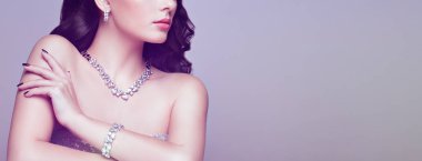 Uzun parlak dalgalı saçlı esmer kadın