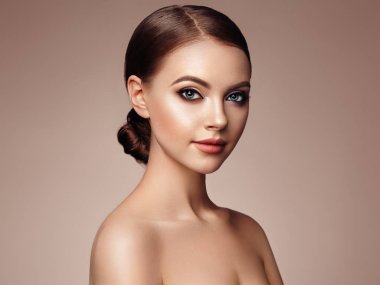 Güzel bir kadın yüzü mükemmel makyaj ile