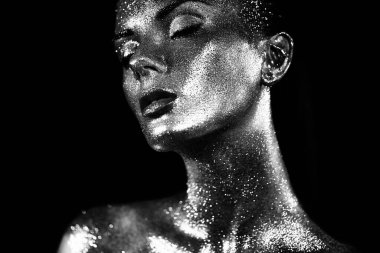 Yüzünde ışıltılarla Güzel Kadın Portresi