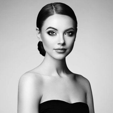 Güzel bir kadın yüzü mükemmel makyaj ile